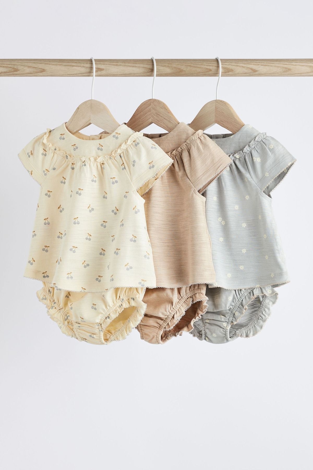 Next Baby % 100 Pamuklu Bej Gri Çiçek Desenli Kısa Kollu 3’lü Alt Üst Takım